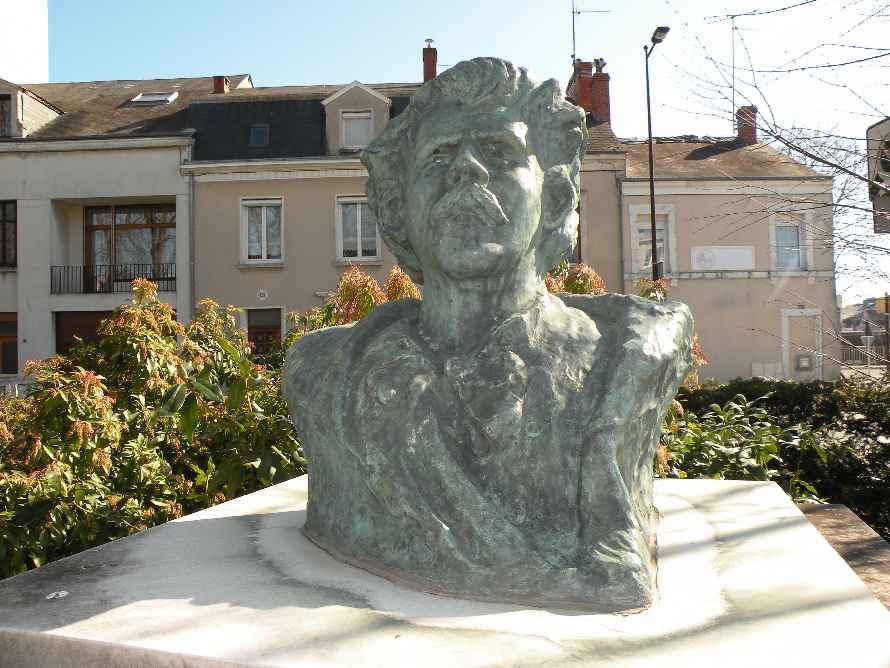 Buste de Maurice Rollinat par Andr des Gachons situ dans le jardin des Capucins  Chteauroux.