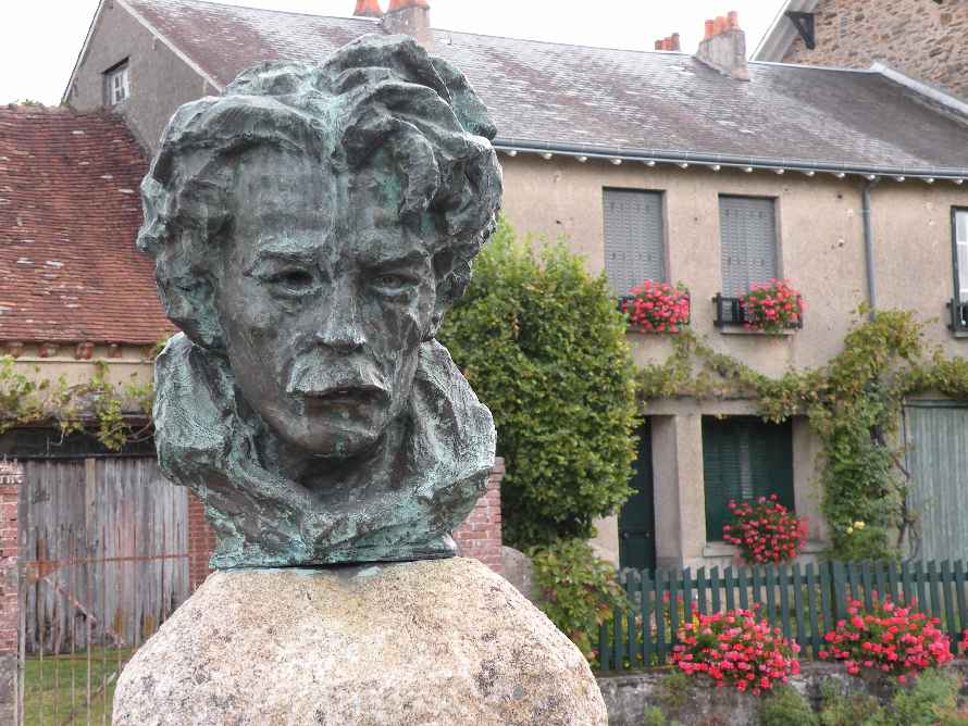 Buste de Maurice Rollinat par Paul Surtel avec au fond la maison habite par le pote  Fresselines.